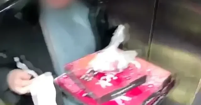 Recep İvedik in pizza sahnesi Düzce de gerçek oldu: Kuryenin mide bulandıran görüntüleri kamerada VİDEO İZLE