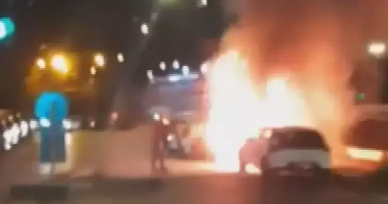 Beşiktaş ta park halindeki elektrikli otomobilde çıkan yangın yandaki araca sıçradı