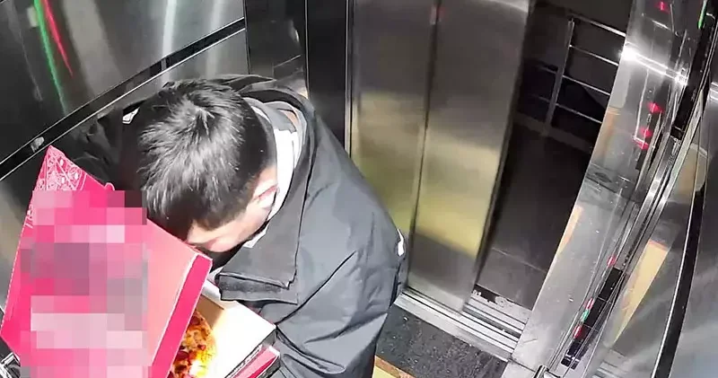 Götürdüğü pizzanın malzemesini yiyip asansöre tuvaletini yaptı; o anlar kamerada