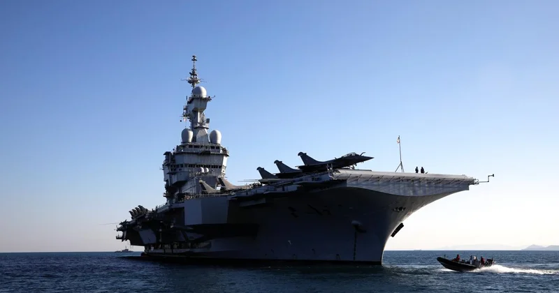 Fransız donanmasına ait uçak gemisi Charles de Gaulle Girit teki Suda Üssü nde