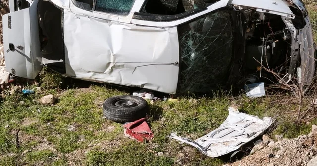 Emniyet şeridindeki kamyonete çarpan otomobil boş araziye uçtu: 4 yaralı Denizli Haberleri