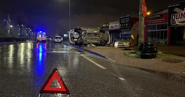 Kayseri de otomobil park halindeki araca çarpıp yan yattı: 2 yaralı Kayseri Haberleri