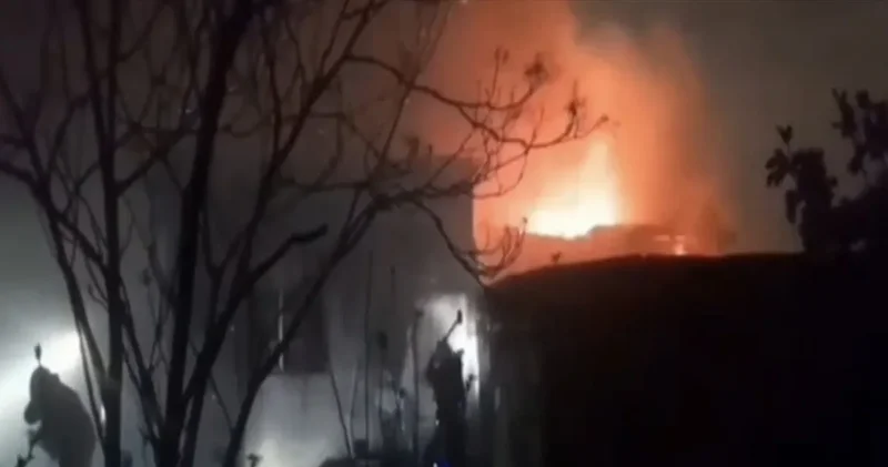 İş merkezinin çatısında yangın paniği!