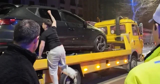 Cezayı duyunca kendini kaybetti: Trafik denetiminde kendi aracını parçaladı VİDEO İZLE