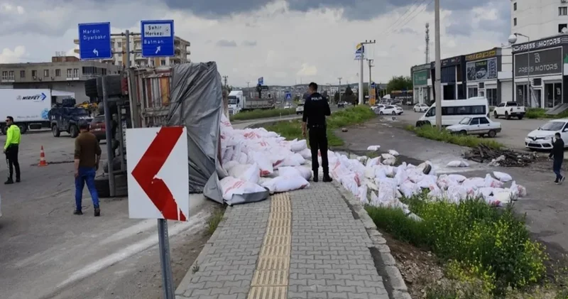 Un yüklü TIR devrildi: Yaya çuvalların altında kaldı, 4 yaralı!