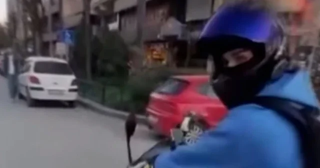 Motosikletli kamera çekiyor mu? deyip kaza yaptı VİDEO İZLE
