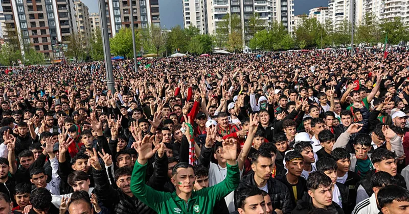 Amedspor un Süper Lig e çıkması Diyarbakır da coşkuyla kutlandı!