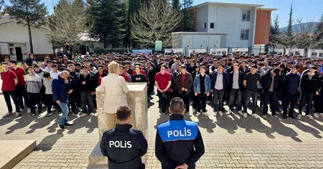 Bilecik te öğrencilere bilinçli sosyal medya ve güvenlik eğitimi Bilecik Haberleri