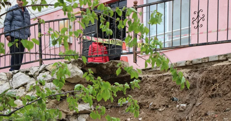 5 katlı binada panik: İstinat duvarı çöktü!