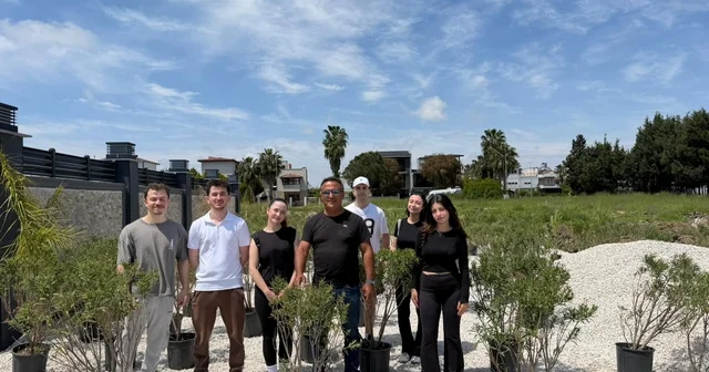 Akdeniz Üniversitesi öğrencileri zambak ağacı fidanlarını toprakla buluşturdu Antalya Haberleri