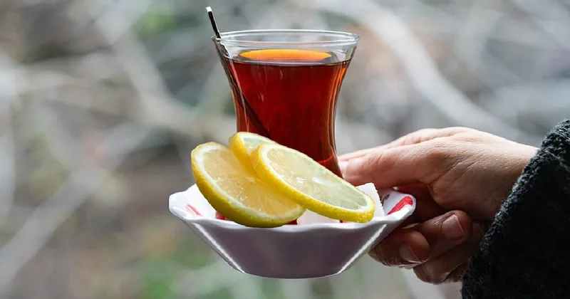 Yıllardır yapıyoruz ama gerçek farklıymış: Çaya limonun etkisi açıklandı Sözcü Gazetesi