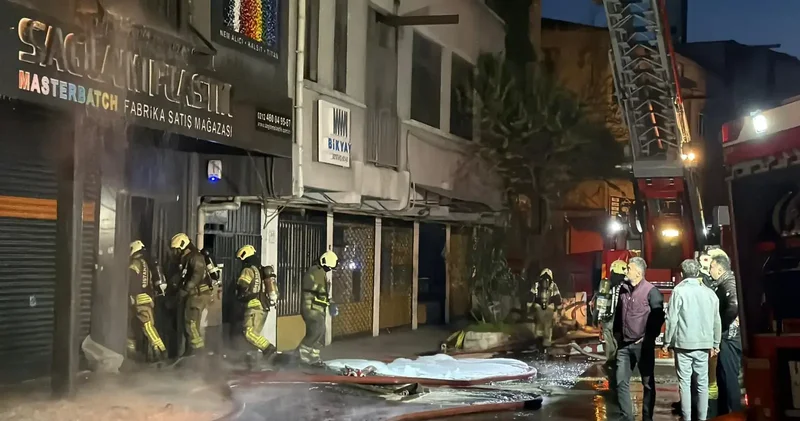Bayrampaşa’da plastik malzeme satışı yapılan 5 katlı iş yerinde yangın
