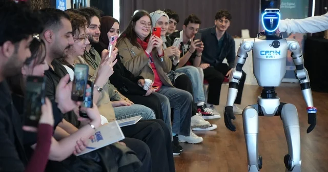 Türkiye nin nüfusa kaydedilen ilk robotu gençlerle buluştu: CV ve girişimcilik dersi Samsun Haberleri