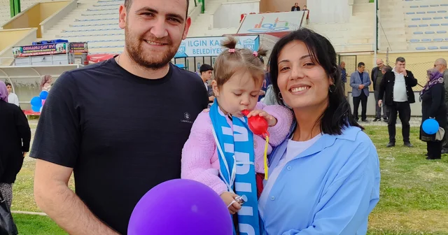 2 yaşındaki Umay kanseri yendi, ilçe halkı stadyumda kutladı Konya Haberleri