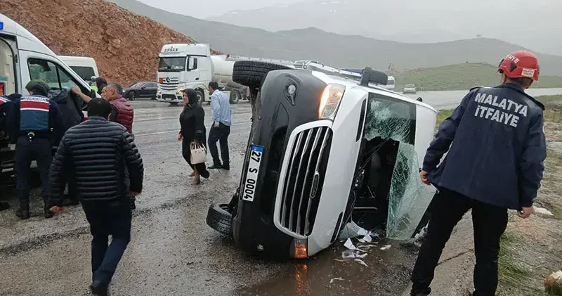 Malatya’da yolcu minibüsü devrildi: 12 yaralı