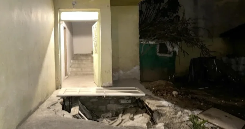 Evinin önünde yer yarıldı içine düştü