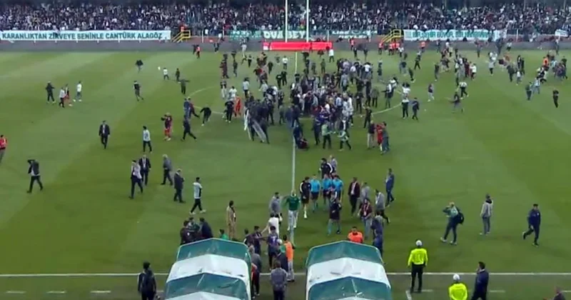 Maç bitti yüzlerce Amedspor taraftarı sahaya daldı