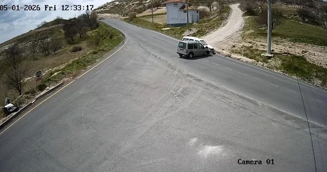 Nevşehir de iki ticari araç çarpıştı: 1 yaralı Kaza anı güvenlik kameralarına yansıdı Nevşehir Haberleri