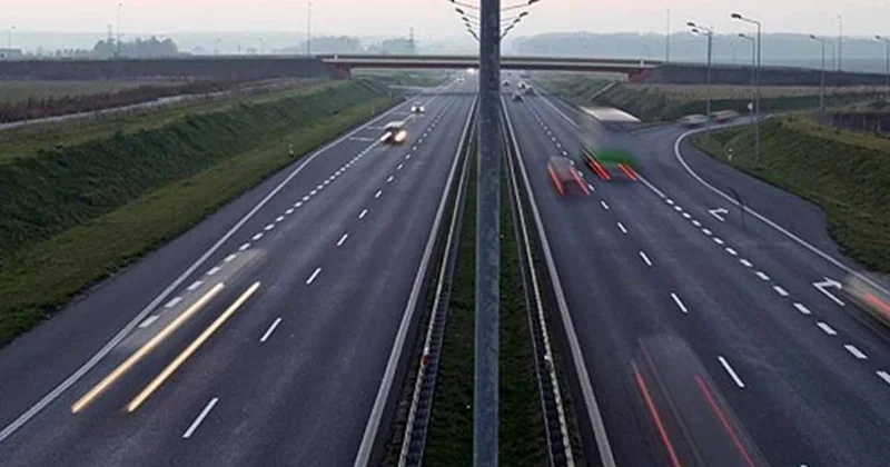 Tabelayı göre iki kez bakıyor, bu yolda hız sınırı 17,3 mil: Arkasındaki neden ise dahice... Sözcü Gazetesi