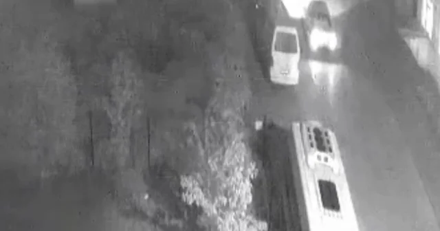 Sürücünün, otomobiliyle park halindeki minibüse çarpıp kaçtığı anlar kamerada Düzce Haberleri