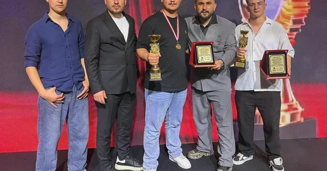 Akhisarlı berberler dünya sahnesinde jüri koltuğunda Antalya daki uluslararası organizasyonda Akhisarlı ustalar jüri olarak görev aldı, genç yetenekler de dereceye girdi Manisa Haberleri