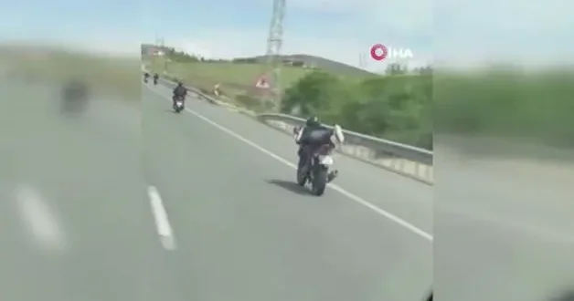 Elazığ da motosiklet üzerinde ölümüne yolculuk kamerada