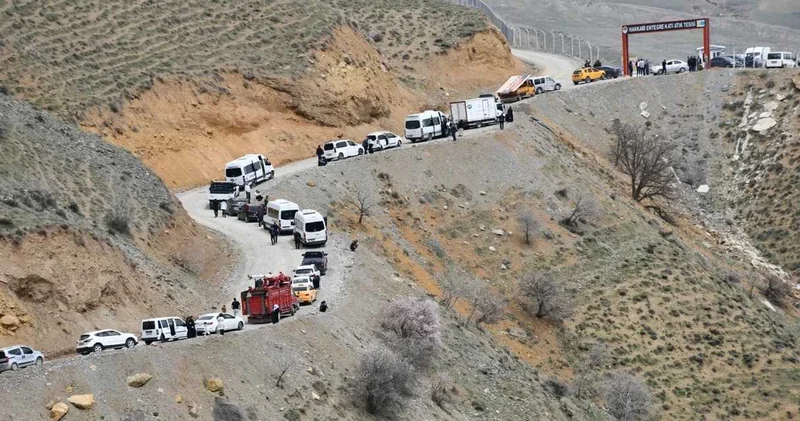 Hakkari Van kara yolu 22 gündür açılamadı: Bölge halkından tepki