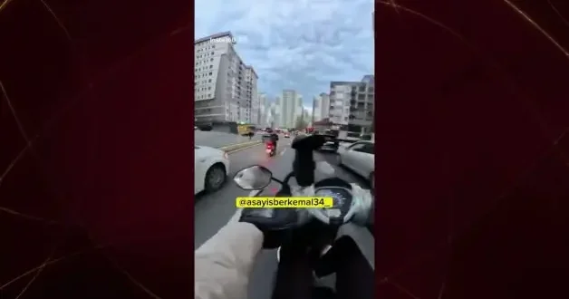 Esenyurt’ta trafikte dehşet: Otomobile sopayla saldırı kamerada