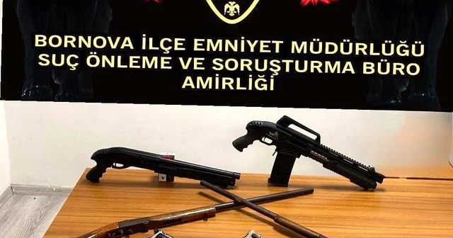 İzmir de 2 evde yapılan aramada 7 ruhsatsız tabanca ve 4 pompalı tüfek ele geçirildi; 3 gözaltı İzmir Haberleri