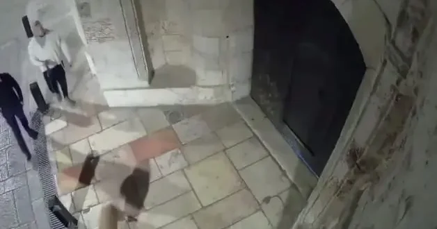 Kudüs de kutsal mekanda tepki çeken davranış: Kameraya küstah hareket!