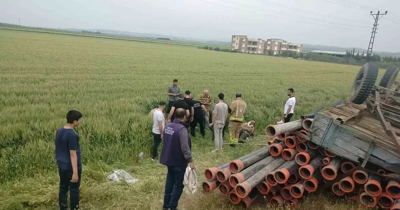 Römork devrildi, 4 kişi tarlaya uçtu