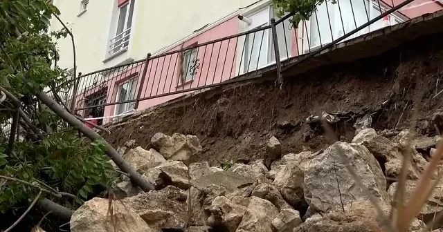 Amasya’da binanın istinat duvarı çöktü VİDEO İZLE