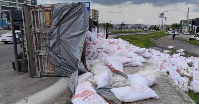 Un yüklü TIR ın devrildiği kazada 4 kişi yaralandı Diyarbakır Haberleri