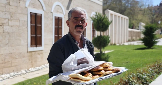 Emekli baba, ev yapımı poğaça satarak çocuğunun tedavisine destek oluyor Kırşehir Haberleri