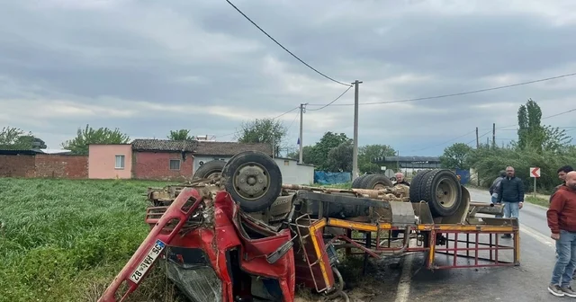 Otomobile çarpmamak için sürücüsünün manevra yaptığı kamyon devrildi; 5 yaralı İzmir Haberleri