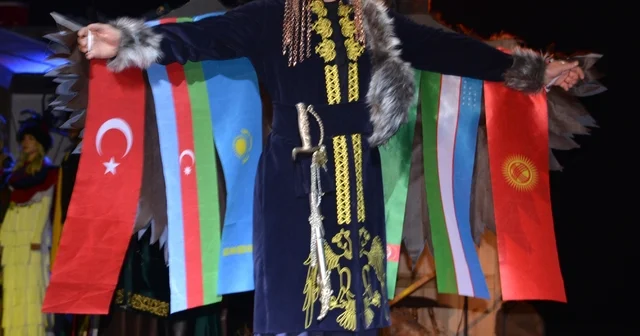 Türk dünyasının kültürel mirasını yeniden tasarlayıp, defileyle tanıttılar Erzurum Haberleri