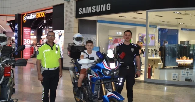 Polis, çocukları motosiklete bindirip çeşitli hediyeler dağıttı Mersin Haberleri