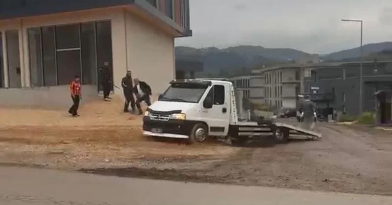 Bursa da çekici sürücüsü aracıyla ve sopayla saldırdı