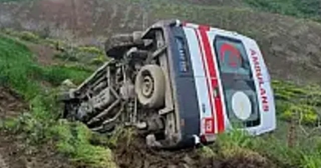 Siirt te ambulans şarampole devrildi: 3 sağlık personeli yaralandı Siirt Haberleri