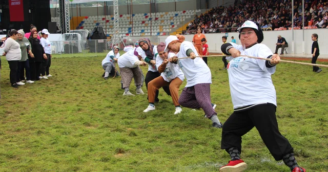 Antalya da Tarım ve Seracılık Festivali nde halat çekip, domates kasası taşıdılar Antalya Haberleri