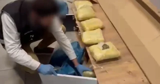 TV ünitesinde uyuşturucu gizleyip, kargoyla uyuşturucu sevkiyatına polis engeli Kargoyla gönderilen uyuşturucu operasyonunda 7 kilogram skunk ele geçirildi Antalya Haberleri