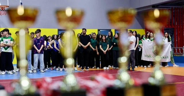 Körfez de liseler arası voleybol turnuvasının şampiyonları kupalarını aldı Kocaeli Haberleri