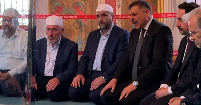 Bakan Mustafa Çiftçi’den Kur’an ı Kerim tilaveti: Fatih in türbesinde Fetih Suresi’ni okudu VİDEO İZLE