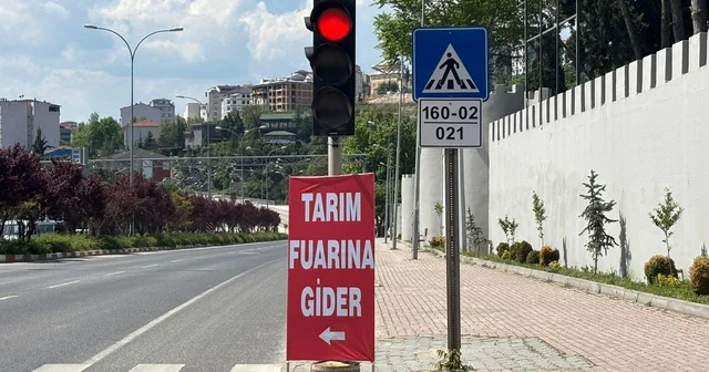 Bilecik te trafik ışıklarına asılan reklamlar tepkilere neden oldu Bilecik Haberleri
