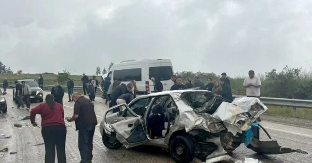 Otomobille minibüsün çarpıştığı kaza kamerada: 6 kişi yaralandı VİDEO İZLE