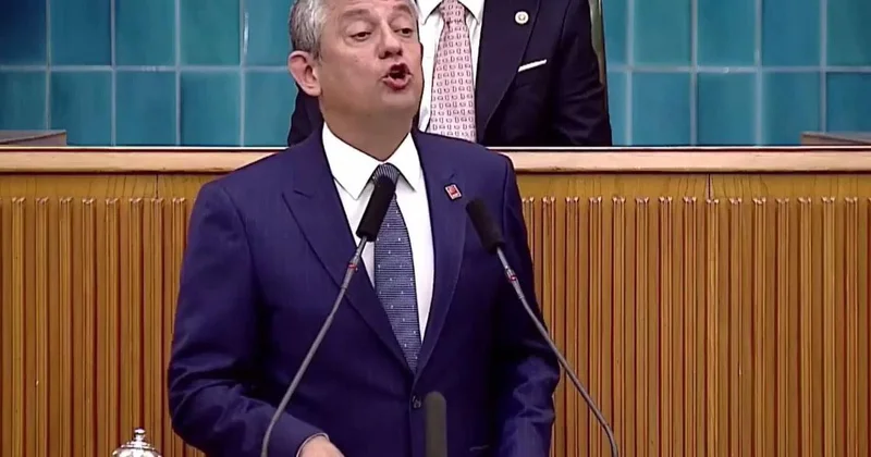 Özgür Özel, parti grubunda ağzını bozdu: Göbek atıyor yavşaklar