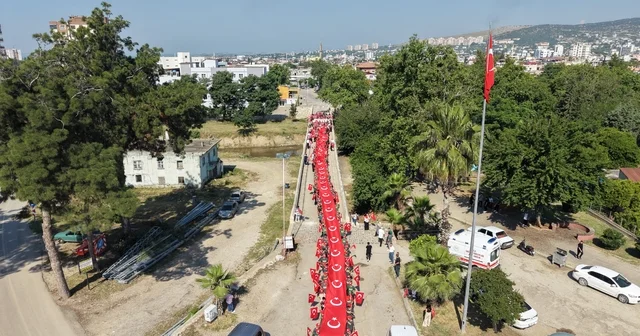 Kozan da 106 metrelik bayrakla kurtuluş coşkusu Adana Haberleri