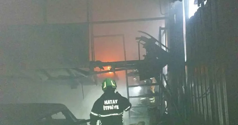 Antakya’da iş yeri alevlere teslim oldu