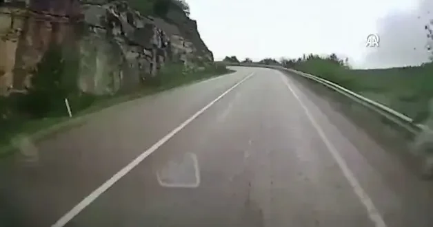 Karabük te 6 kişinin yaralandığı feci kaza anı araç içi kamerasına yansıdı