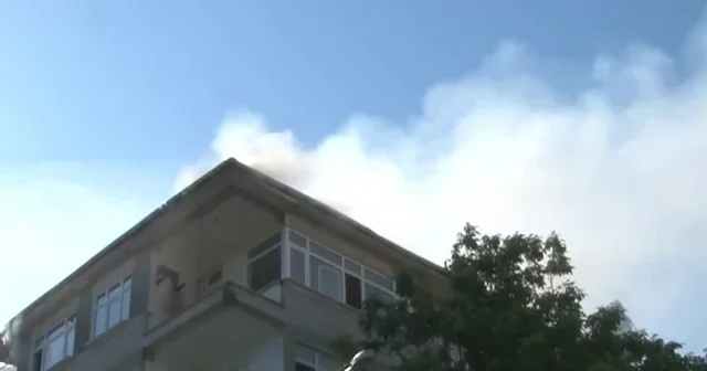 Bakırköy de 6 katlı apartmanın çatısında yangın çıktı VİDEO İZLE